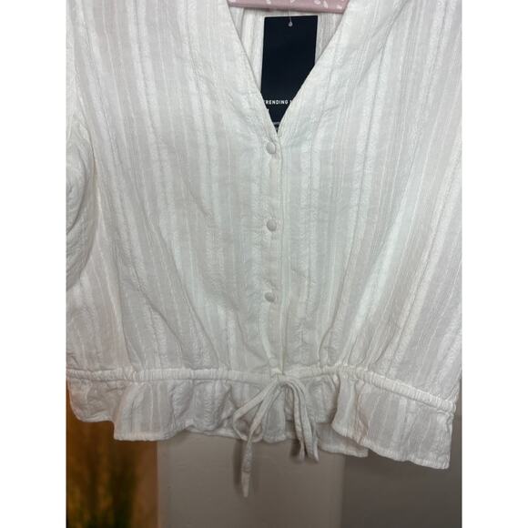 REWASH Women's white cropped button-down top with tie hem Medium 6-10 - Picture 3 of 5